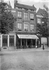 853360 Gezicht op de voorgevel van het café-restaurant Suisse (Neude 8) te Utrecht, waar tevens de veterinaire ...